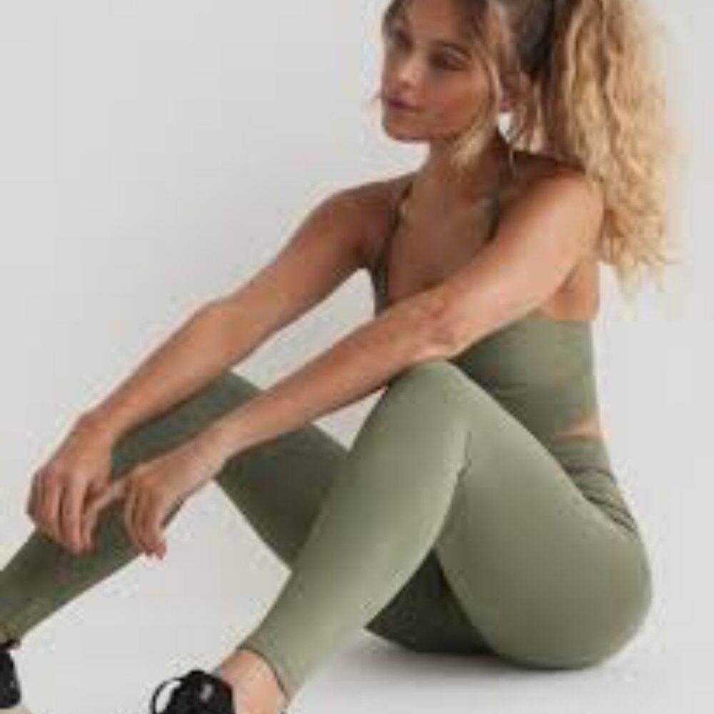 GYMSHARK SWEAT SEAMLESS WOMEN ATHLETIC BODY FIT LEGGINGS SIZE MEDIUM BRAND NEW